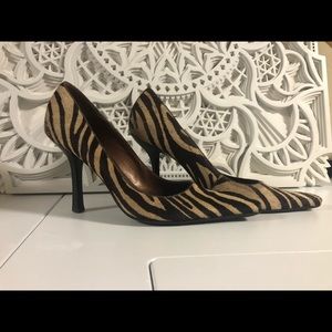 BCBGMAXAZARIA animal print pointed toe heels
